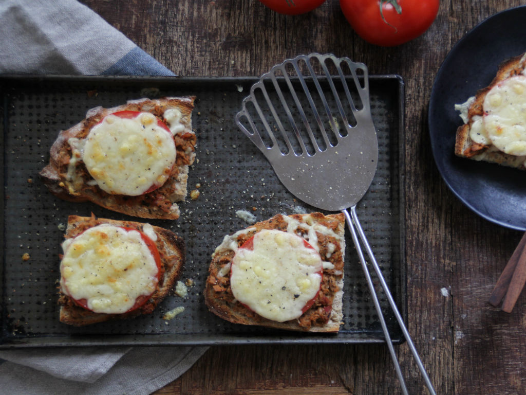 Ostesmørbrød med tunfisk image